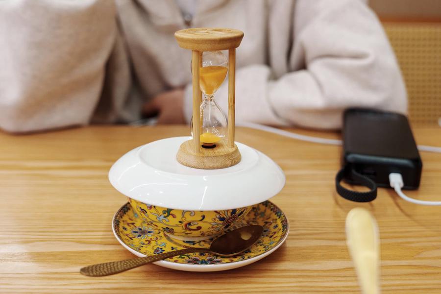 制作中的姜撞奶