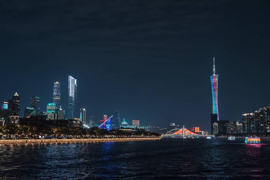 广州三件套夜景合影