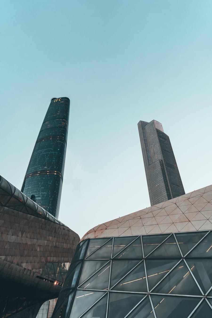 大剧院与高楼合影