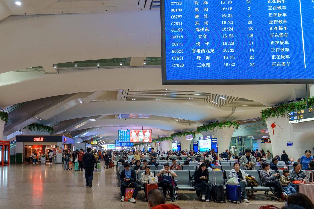 除夕广州南站候车大厅