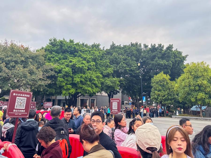 还未开门已排起长队