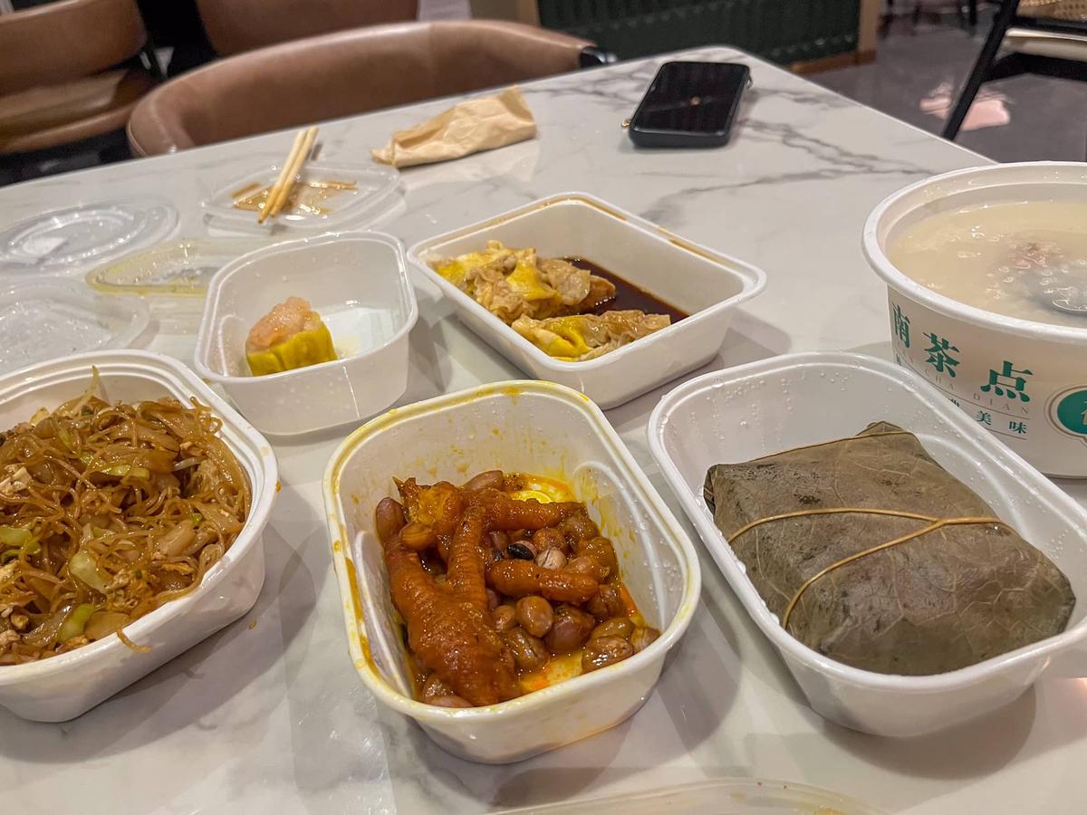 虾仁烧卖皇，百酱蒸凤爪，瘦肉粥，鸡蛋瘦肉肠粉，隆记糯米鸡，鸳鸯粉