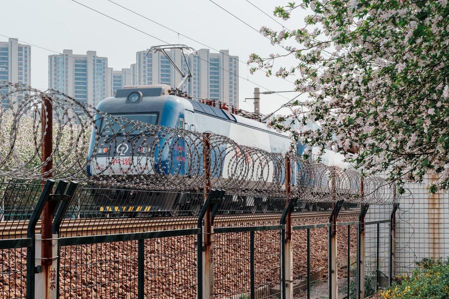 火车驶入(其实是驶出) 火车驶入(其实是驶出)