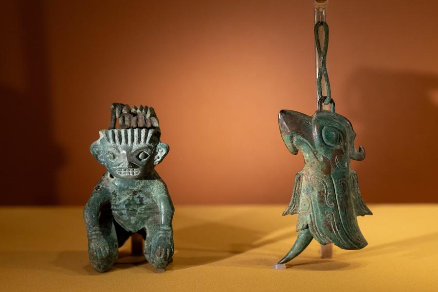 左：铜跪坐人像（三星堆藏），右：铜鸟形铃（三星堆藏）