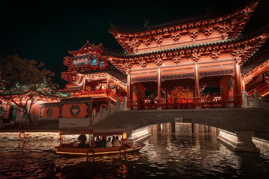 溱洧楼与游船同框 溱洧楼与游船同框